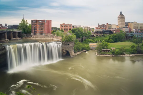 High Falls bölgesinde Rochester New York bulutlu yaz gökyüzü altında