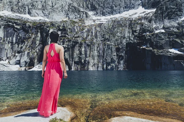 短い髪とピンクのドレスを持つアジアの女性は 山の中でポーズ — ストック写真