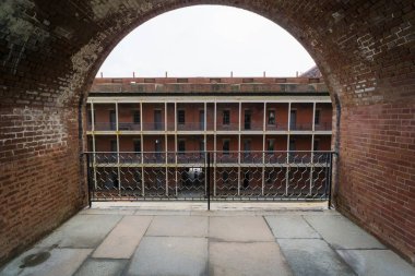 Eski iç savaş dönemi sahil fort San Francisco Golden Gate Köprüsü altında