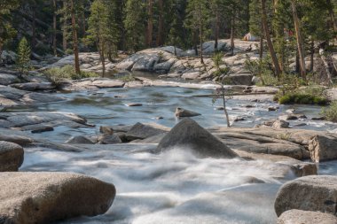 Su akan ve dağ backcountry California'daki Sierra Nevada çim