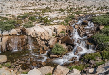 Su akan ve dağ backcountry California'daki Sierra Nevada çim
