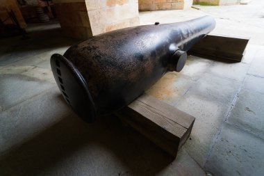 Büyük sahil savunma topu bir iç savaş dönemi kale üzerinden