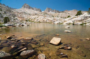 Sessiz dağ backcountry California'daki Sierra Nevada gölde