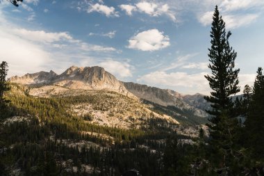 Kaliforniya'nın Sierra Nevada John Muir Trail boyunca gün batımında geniş granit vadiler