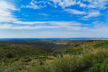 Peyzaj ve kanyonlar çevresinde antik Pueblo cliff şehir, Mesa Verde Colorado