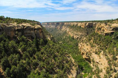Peyzaj ve kanyonlar çevresinde antik Pueblo cliff şehir, Mesa Verde Colorado