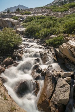 Su akan ve dağ backcountry California'daki Sierra Nevada çim