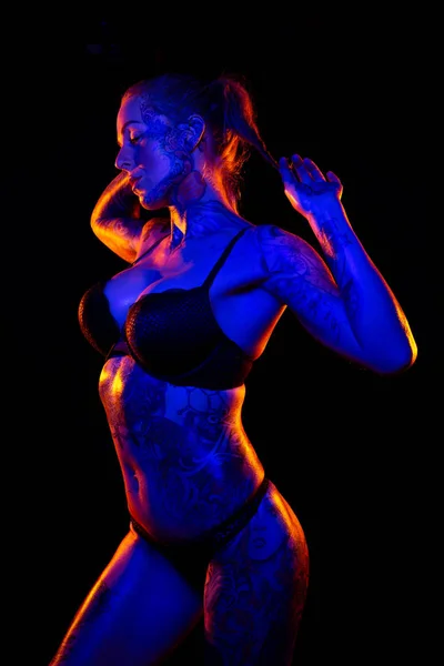 Muscled Caucasian Woman Tattoos Oiled Skin Poses Colored Lights — Stock Photo, Image