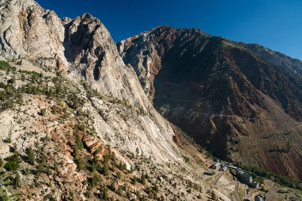 Sendero Polvoriento Seco Zig Zagging Encima Una Montaña Del Desierto —  Fotos de Stock