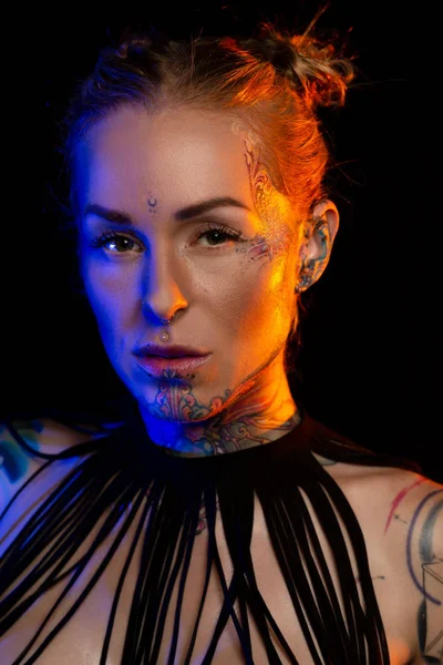 Mulher Branca Musculada Com Tatuagens Poses Pele Oleada Sob Luzes — Fotografia de Stock