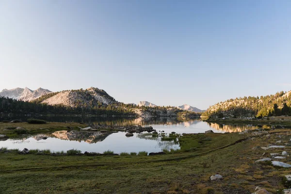 Soluppgång Lugn Alpin Sjö Som Hög Bergen Kalifornien Sommar — Stockfoto