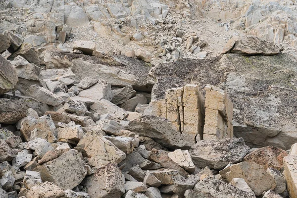 Risse Und Zerklüftete Granitblöcke Fuß Eines Berges Kalifornien — Stockfoto