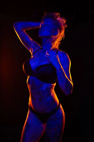 Donna Caucasica Muscolosa Con Tatuaggi Pelle Oliata Posa Sotto Luci — Foto Stock
