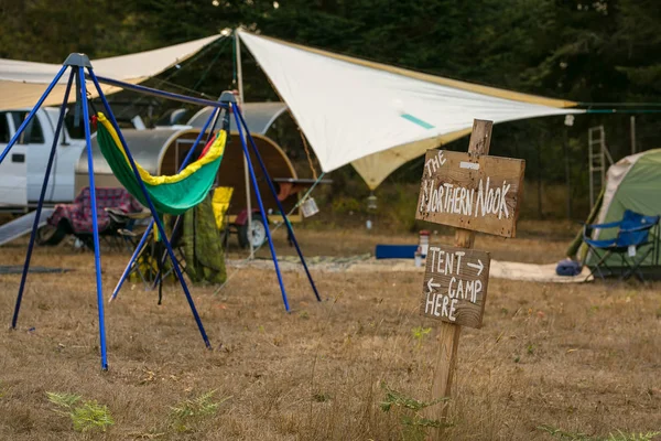 Camping Dans Champ Avec Hamac Tente Camion Remorque Sous Des — Photo