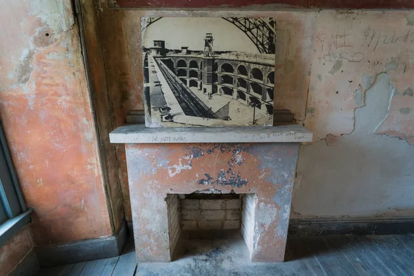 废弃建筑中的旧壁炉 旧照片 剥落漆和受损墙壁 — 图库照片