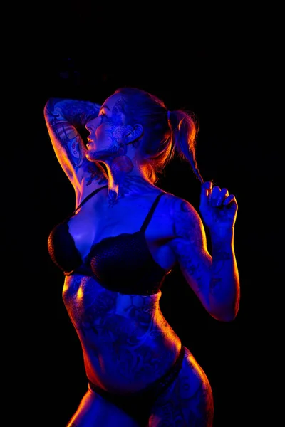 Muskulös Kaukasisk Kvinna Med Tatueringar Och Inoljade Hud Poser Färgade — Stockfoto