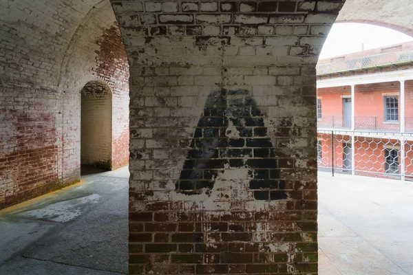 砌体拱形走廊延伸到黑暗中 维多利亚时期典型的要塞和监狱 — 图库照片