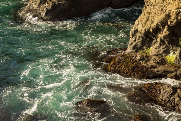 Kolkende Water Van Oceaan Onder Klippen Mendocino Californië — Stockfoto
