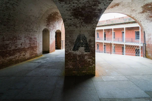 砌体拱形走廊延伸到黑暗中 维多利亚时期典型的要塞和监狱 — 图库照片