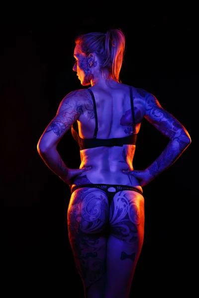 Muscled Caucasian Woman Tattoos Oiled Skin Poses Colored Lights — Stock Photo, Image