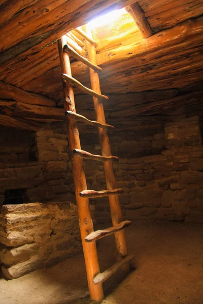 Ahşap merdiven ve çatı Mesa Verde bir yeraltı Kiva yapı içinde açma