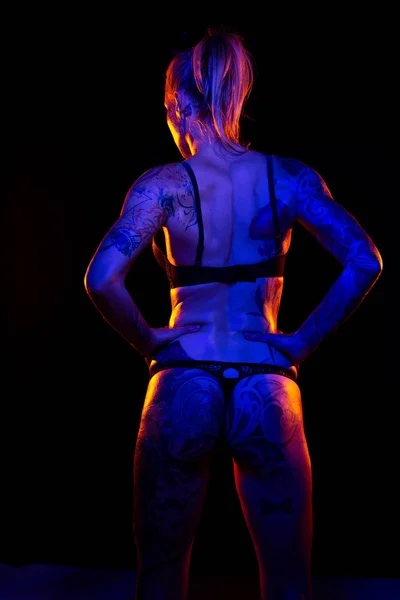 Musculosa Mujer Caucásica Con Tatuajes Piel Aceitada Posa Bajo Luces —  Fotos de Stock