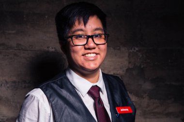 Genç travesti adam yarı resmi giyim bir esaret stil deri yelek ile bir grungy kentsel konumda teşkil etmektedir.