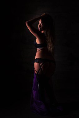 Eski bir konumda poz siyah iç çamaşırı kadında genç Pasifik Adalı