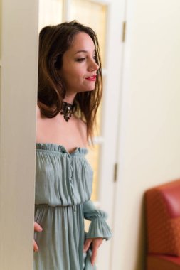 Ortaçağ elbise ve gerdanlık pozlar bir cam kapı ile orta yaşlı beyaz kadın