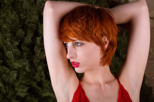 Kısa Kızıl Saçlı Uzun Boylu Uygun Kafkas Kadın Uzak Izleyici — Stok fotoğraf
