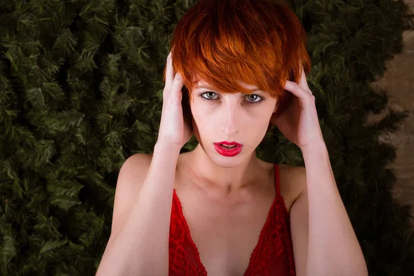 Ψηλό Τακτοποίηση Καυκάσιος Γυναίκα Κοντά Κόκκινα Μαλλιά Κοιτάζει Προσδοκίες Θεατής — Φωτογραφία Αρχείου