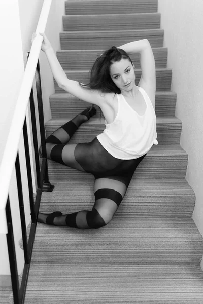 Mulher Caucasiana Meia Idade Dança Vestem Poses Conjunto Escadas — Fotografia de Stock