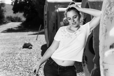 Açık havada retro motorcu tarzında pozlar bir endüstriyel alanda giyimli genç karışık ırk kadın