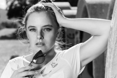 Açık havada retro motorcu tarzında pozlar bir endüstriyel alanda giyimli genç karışık ırk kadın