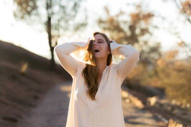 Genç söndürülmesi güç ateş ederek yok ormandaki güneş doğarken yol yürüyüş beyaz elbiseli yarış kadın karışık