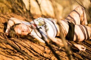 Beyaz gömlek ve kısa şort söndürülmesi güç ateş ederek yok ormandaki küller içinde yatan genç karışık yarış kadında