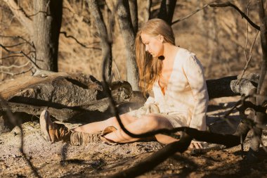 Külleri kapalı iken söndürülmesi güç ateş tarafından karışık ırk kadın saç forest yakınındaki oynamaktan beyaz elbiseli yok genç yakın çekim