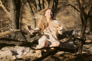 Külleri kapalı iken söndürülmesi güç ateş tarafından karışık ırk kadın saç forest yakınındaki oynamaktan beyaz elbiseli yok genç yakın çekim