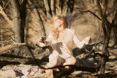 Külleri kapalı iken söndürülmesi güç ateş tarafından karışık ırk kadın saç forest yakınındaki oynamaktan beyaz elbiseli yok genç yakın çekim