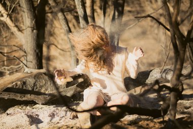 Külleri kapalı iken söndürülmesi güç ateş tarafından karışık ırk kadın saç forest yakınındaki oynamaktan beyaz elbiseli yok genç yakın çekim