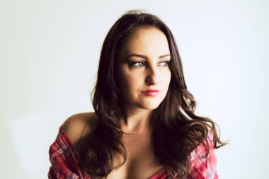 Doğal ışık pozlar genç kafkas kadın ekose gömlek ve kot şort