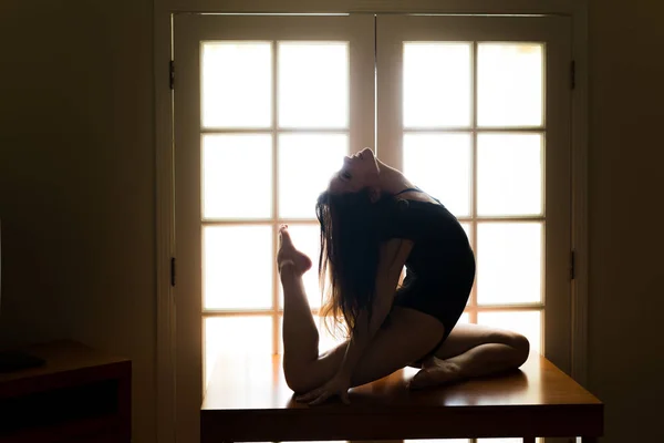 Middelste Leeftijd Kaukasische Vrouw Zwarte Leotard Poses Een Tafel Terwijl — Stockfoto