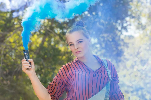 Joven Mujer Raza Mixta Vestida Con Estilo Hipster Gruñón Aire — Foto de Stock