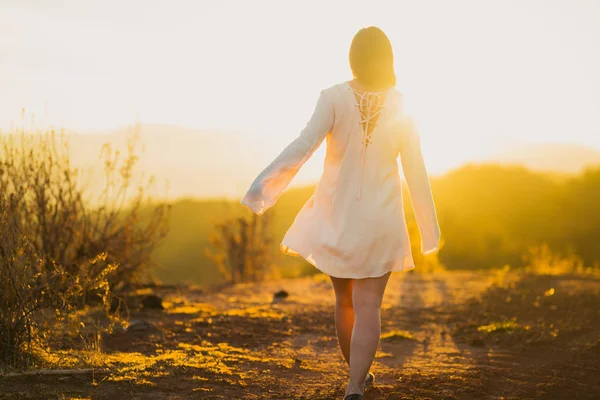 Joven Mujer Raza Mixta Vestido Blanco Pie Sobre Valle Amanecer — Foto de Stock