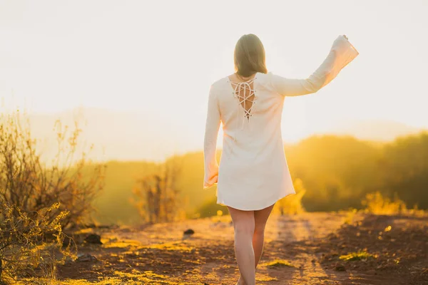 Joven Mujer Raza Mixta Vestido Blanco Pie Sobre Valle Amanecer — Foto de Stock