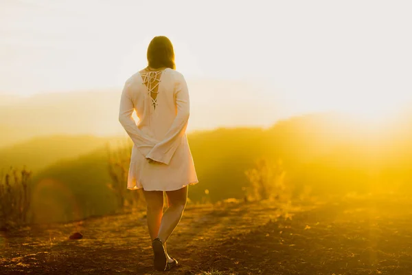 Joven Mujer Raza Mixta Vestido Blanco Pie Sobre Valle Amanecer — Foto de Stock