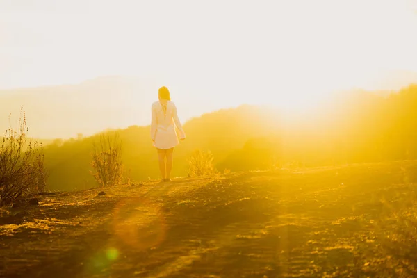 Joven Mujer Raza Mixta Vestido Blanco Pie Sobre Valle Amanecer — Foto de Stock