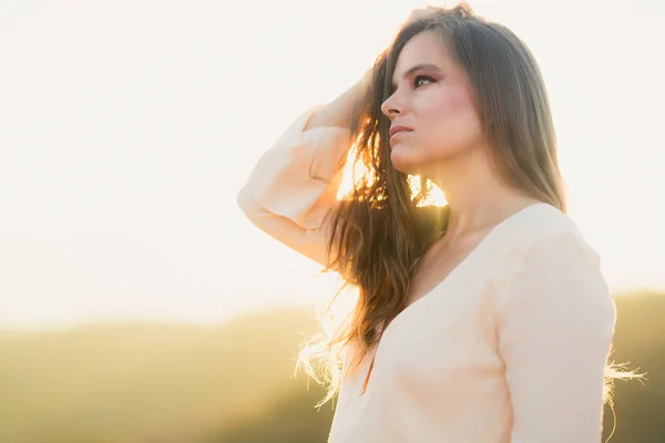 Primer Plano Joven Mujer Raza Mixta Vestido Blanco Pie Sobre — Foto de Stock