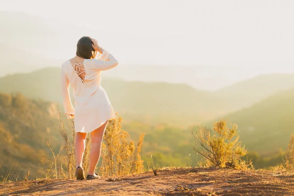 Молодая Женщина Смешанной Расы Белом Платье Стоящая Над Долиной Рассвете — стоковое фото
