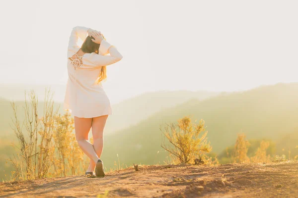 Joven Mujer Raza Mixta Vestido Blanco Pie Sobre Valle Amanecer — Foto de Stock